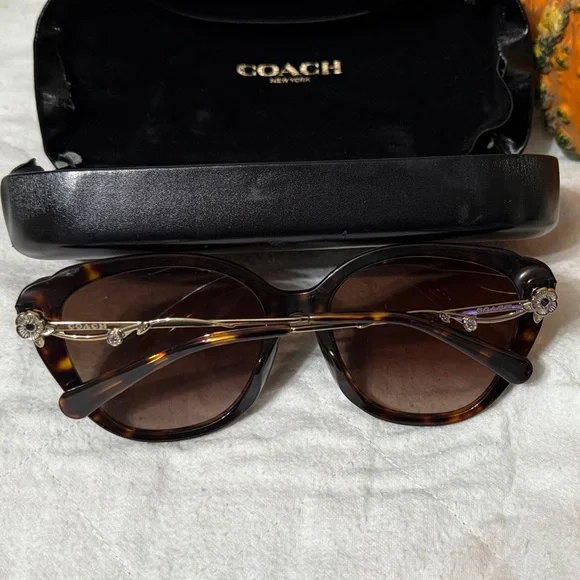 Coach Tortoise Shell Sunglasses with Black Case display picture 2